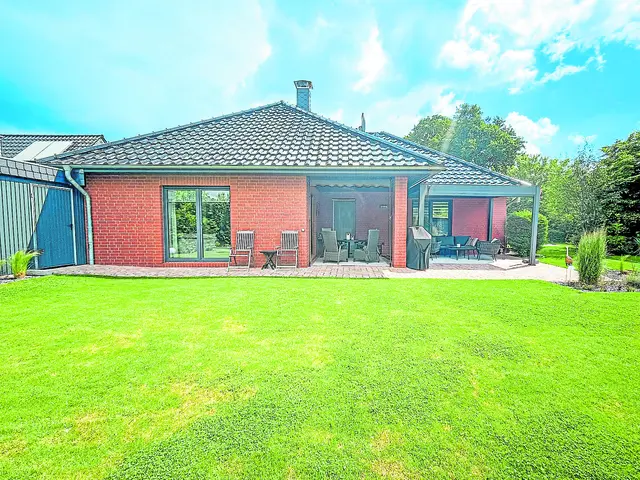 Verkaufsobjekt: stilvoll und hochwertig – Einfamilienhaus in naturnaher und doch zentraler Lage in Klein Meckelsen. Baujahr 2011, Grundstück ca. 960 Quadratmeter, Wohnfläche ca. 134,54 Quadratmeter, drei Zimmer, Gasheizung, Energieausweistyp: Verbrauchsausweis, Energieeffizienzklasse: B, Energiekennwert: 57,02, Preis: 482.000 Euro | Foto: Uwe Behrens Immobilien