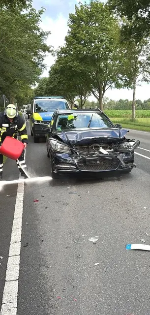Beschädigter Mercedes-Kombi an der Unfallstelle auf der B73. | Foto: Foto 013: Thorsten Raap/ Feuerwehren SG Oldendorf-Himmelpforten