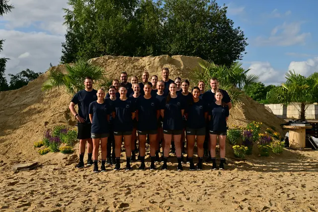 Mannschaft (jeweils von links): 
VIERTE REIHE: Betreuer Andreas Gubernatis, Oliwia Kamińska, Athletiktrainer Curtis Klein.
DRITTE REIHE: Carina Senel, Johanna Andresen, Fleur Schouten, Lucy Strauchmann, Torwart-Trainerin Debbie Klijn.
ZWEITE REIHE: Co-Trainerin Philipp Warnholtz, Anika Hampel, Isa Ternede, Enna Oberländer, Nikki van der Vorst, Trainer Jonas Schlender.
ERSTE REIHE: Paula Mews, Sophie Fasold, Maj Nielsen, Larissa Kroepel, Christin Kaufmann, Lilli Frey.
ES FEHLT: Aida Mittag, Lin Lück, Ruslana Litvinov, Nele Franz. | Foto: Felix Weißberg/DerSportfotograf