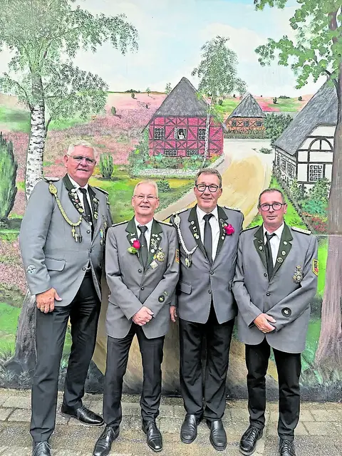 Der amtierende Schützenkönig Ulf-Rainer Schulz (2. v. re.), mit seinen Adjutanten (v. li.): Uwe Meins, Martin Wiese und Markus Wirsching | Foto: Verein