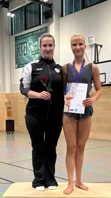 Trainerin Isabell Siegel mit Freja Salomon 
2. Platz Wahrendorff Cup -Disziplin Podest | Foto: SV Holm-Seppensen