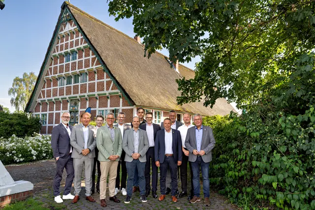 Vertreter der Vertragspartner bei der Vertragsunterzeichung im Alten Land: 
Timor Buchhorn (v.li.), Key Account Manager
HAMBURG WASSER; Marco Sievers, Leiter Konzernvertrieb &amp; Geschäftsentwicklung
HAMBURG WASSER; Dr. Johannes Scheller, Notar; Knut Willenbockel, Samtgemeindebürgermeister Horneburg;
Carsten Pohl, Stabsleiter Recht HAMBURG WASSER; Martin Gerhardt, technischer Geschäftsführer HAMBURG WASSER; Oliver König, Projektleiter HAMBURG WASSER; Frank Herzog, kaufmännischer Geschäftsführer
HAMBURG WASSER; Timo Gerke, Samtgemeindebürgermeister Lühe; Björn Eimann, Bereichsleiter Kundenservice &amp; Geschäftsentwicklung HAMBURG WASSER;
Gernot Witte, Verbandsgeschäftsführer AZV und Matthias Riel, Bürgermeister Jork | Foto: Perry/Hamburg Wasser