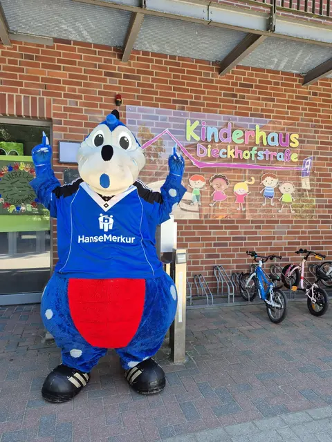 Die Freude war riesig, als Dino Hermann die Kindertagesstätte "Kinderhaus" besuchte | Foto: Samtgemeinde Tostedt