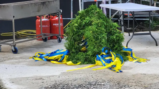 Noch wartet er auf dem Boden: der Richtkranz mit Buxtehudes Farben Blau und Gelb