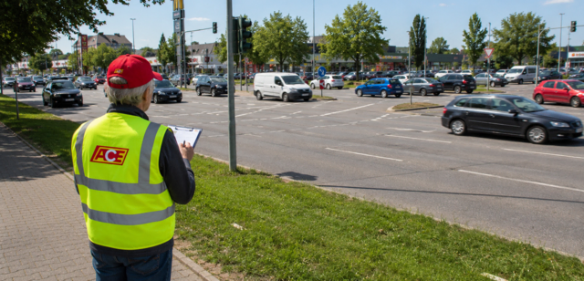 Symbolbild - auch in Stade und Himmelpforten wurden Autofahrerinnen und -fahrer beobachtet, ob sie ihr Smartphone während der Fahrt nutzten | Foto: ACE