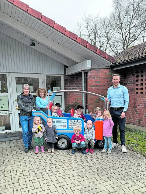 Volksbank-Regionalleiter Michel Peters (re.) übergibt Kita-Leiterin Kerstin Ramcke (li.) und Erzieherin Petra Ganzer den neuen E-Kinderbus „Emil“ – zur großen Freude der Kinder der Kita Moorweg in Jesteburg | Foto: Volksbank