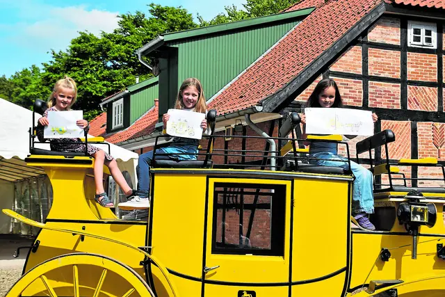 Die freudigen Gewinnerinnen des Malwettbewerbs (v. li.): Lena (6), Frida (9) und die Gewinnerin Sophia (8) | Foto: Axel-Holger Haase