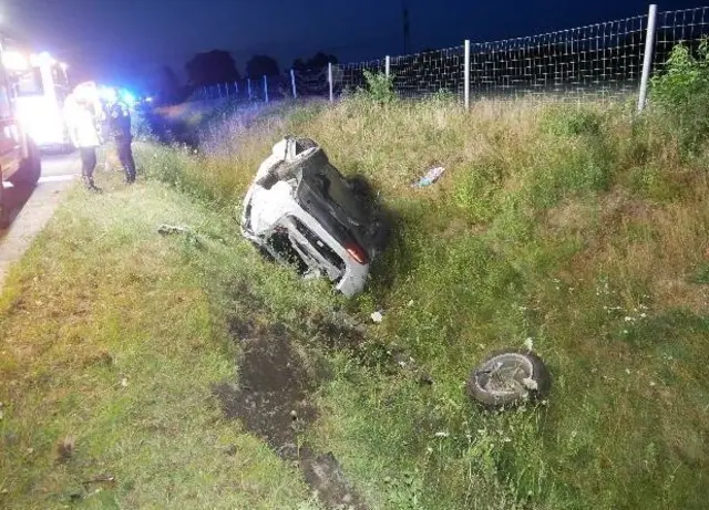 Die 39-jährige Tesla-Fahrerin verlor die Kontrolle über ihr Fahrzeug und überschlug sich | Foto: Polizeiinspektion Rotenburg