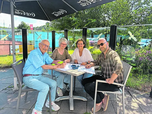 Das Organisations-Team ist bemüht um eine zufriedenstellende Pannen-Lösung für die jugendlichen Personen (v. li.): Arno Reglitzky, Anja Rankenburg, Sonja Vent, Benjamin Fastert  | Foto: Blau-Weiss Buchholz