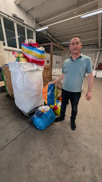 Selbst die Taschen und Beutel, in denen die Altkleider in den Container geworfen wurden, finden noch Verwendung, so Geschäftsführer Gjikolli | Foto: jd
