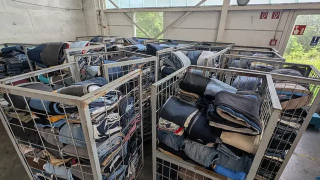 Hosen aller Art sind vorsortiert für den Versand | Foto: jd