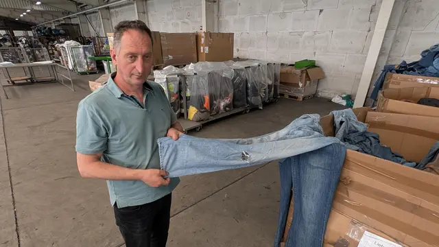 Löcher in Jeans waren mal topmodisch. heute finden sich dafür keine Abnehmer  | Foto: jd