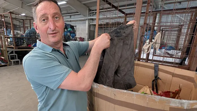 Eine völlig zerschlissene Jacke. Auch sie ist nicht mehr zu gebrauchen und kommt in den Müll | Foto: jd