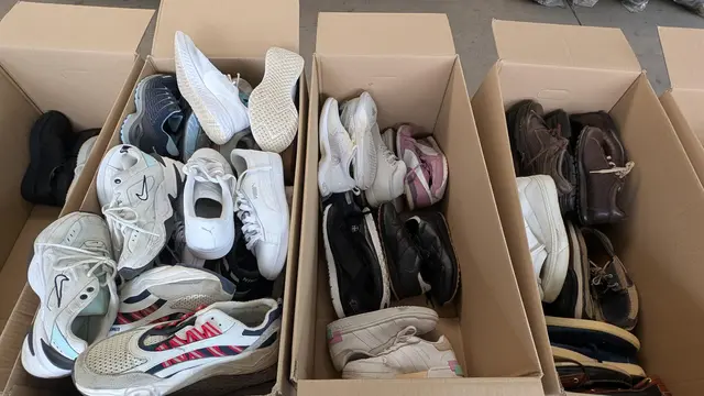 Auch Sportschuhe werden säuberlich nach Größe und Art sortiert | Foto: jd