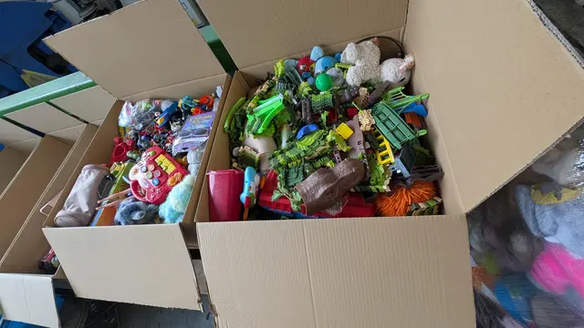 Auch altes Spielzeug wird in den Altkleidercontainern entsorgt | Foto: jd