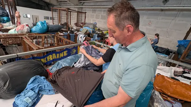 Geschäftsführer Nexhip Gjikollo zeigt ein mit Farbe bekleckertes T-Shirt. Es ist für die Weiterverwertung nicht mehr zu gebrauchen | Foto: jd