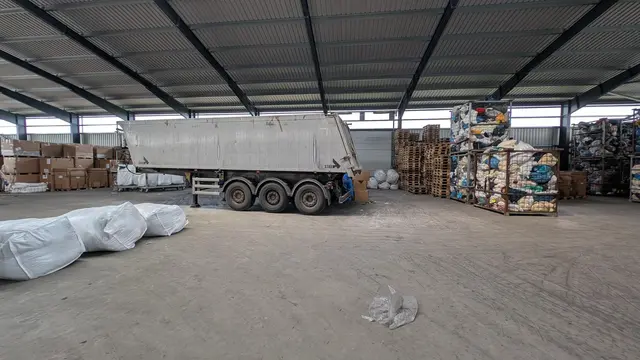 In großen Kippladern werden die Altkleider aus den Containern angeliefert | Foto: jd
