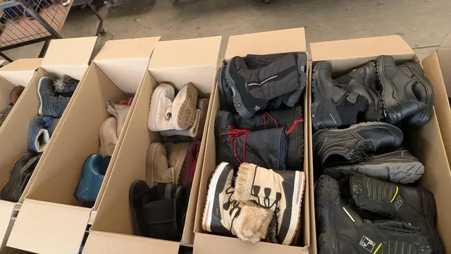 In diesen Kartons landen die Winterschuhe und -stiefel | Foto: jd