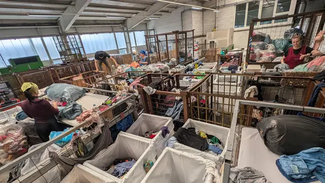 In einem ersten Schritt werden die Altkleidersäcke geöffnet, um den Inhalt vorzusortieren | Foto: jd