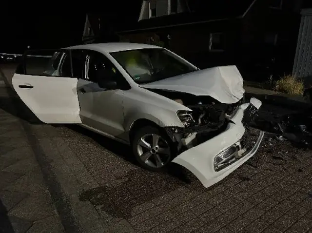 Der schwer beschädigte Polo | Foto: Die Unfallstelle in Stade