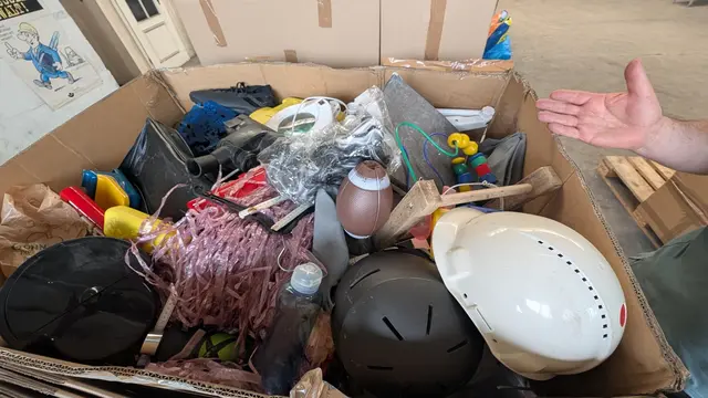 Man kann nur den Kopf darüber schütteln, was die Menschen über die Altkleidercontainer entsorgen | Foto: jd