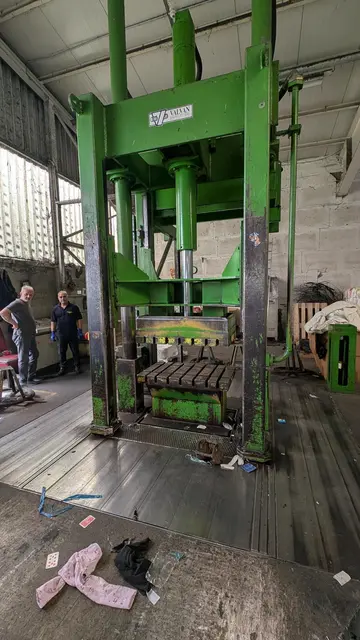 In diese Presse kommen die Altkleider, die später zu Putzlappen oder Dämmmaterial verarbeitet werden sollen | Foto: jd