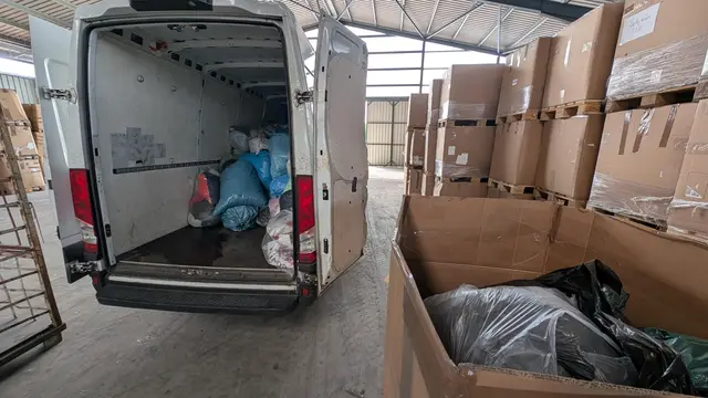 Transporter sammeln diejenigen Säcke an, die einfach neben die Container geworfen wurden und Wind und Wetter ausgesetzt waren. Sie wandern meist direkt in den Müll, da die darin enthaltene Kleidung vergammelt ist | Foto: jd