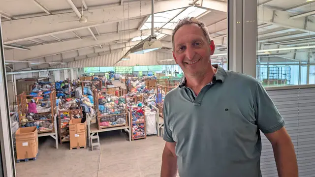 Loop-Geschäftsführer Nexhip Gjikolli ist mit seinem Unternehmen in die Bresche gesprungen. Hier steht er in der großen Sortierhalle | Foto: jd