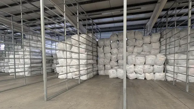 In großen Big Bags ist die Ware für den Export nach Afrika und Asien versandfertig gemacht | Foto: jd
