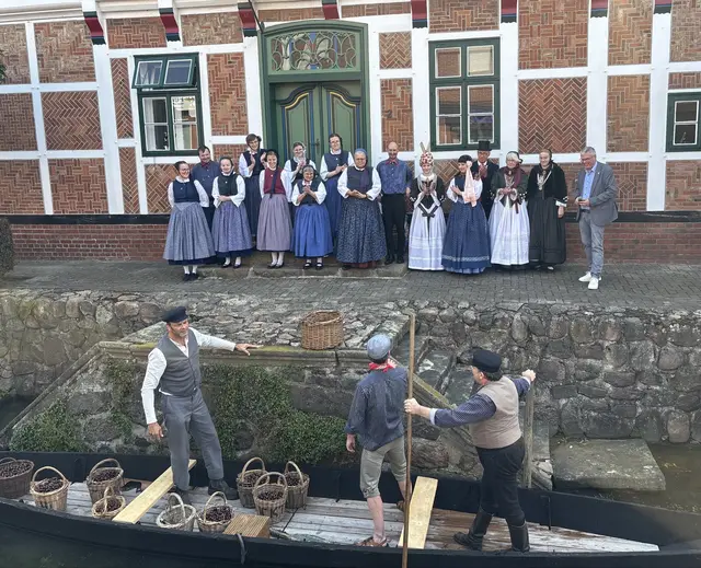 Wenn der Kahn mit den frischen Kirschen am Rathaus anlegt, ist klar: Der Altländer Kirschmarkt ist eröffnet. Die traditionelle Ankunft gehört zu den festen Höhepunkten des Festes | Foto: sts