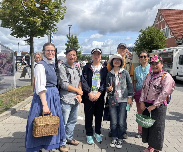 Ein Ausflug, der sich gelohnt hat: Eine Besuchergruppe aus Hamburg zeigte sich begeistert von den traditionellen Trachten, der Altländer Blütenkönigin und den frischen Kirschen | Foto: sts