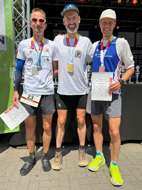 Die Gesamtplatzierten (v.l.) Benjamin Brade (Platz 2), Matthias Krah (Platz 1) und Hendrik Boury (Platz 3) | Foto: LGN