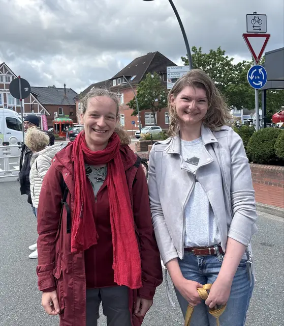 Jenny R. (36) und ihre Freundin Natalie Keck (42) aus Hamburg genießen den Sonntag im Alten Land | Foto: sts