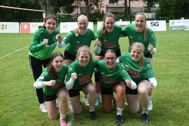 Freuen sich über den Aufstieg: Valea Meyn, Lina Schomaker, Svenja Donner, Lucy Güldenhaupt (h.v.l.= sowie Sophie Seba, Seike Dieckmann, Mara-Sophie Bartsch, Mette Wohlers (v.v.l.).  | Foto: Foto: Annette Bartsch