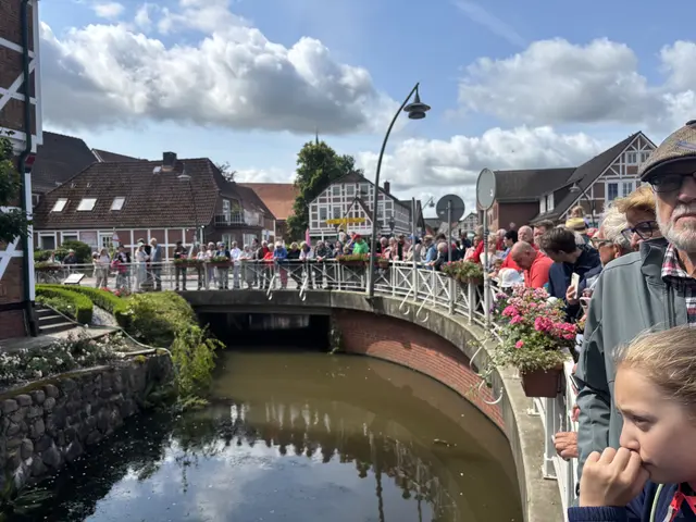 Viele Besucher warteten auf die Ankunft der Kirschen im Kahn | Foto: sts