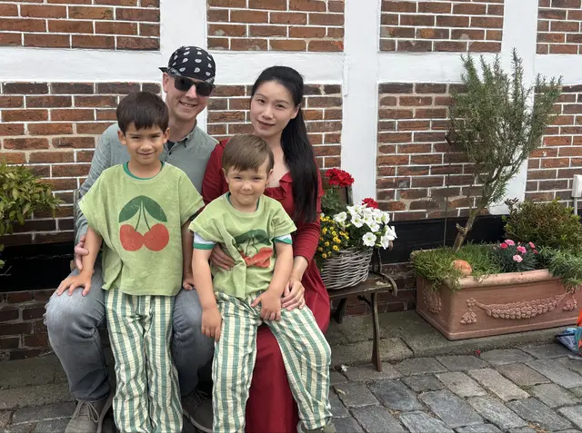 Kamen aus Qyten bei Bremen zum Kirschmarkt nach Jork: Dirk H.(41), Xiaolan H. (36) und Hajo (6) und Enno (4) | Foto: sts