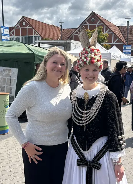 Blütenköniginnen im Dialog : Ella Weiland (19) (v.li.) und Anna Faby  (22) auf dem Kirschmarkt in Jork | Foto: sts