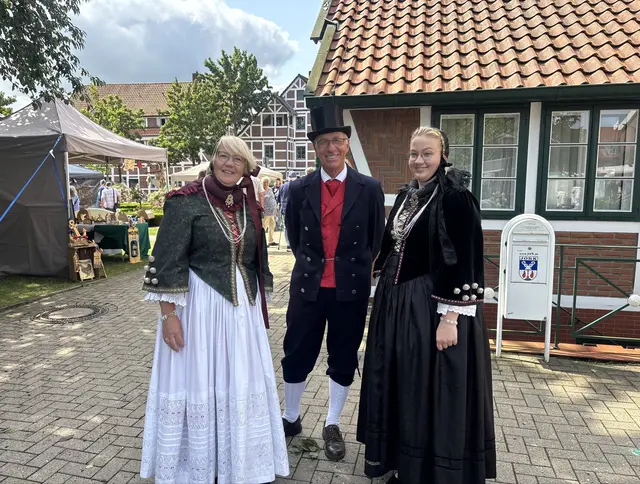 Die Altländer Gästeführer Sabine Brauner (65) (v.li.), Gerd Palm (75) und Karin Elmers (30) waren auch vor Ort und standen den Besucherinnen und Besuchen als Ansprechpartner für Fragen rund um die Region und das Alte Land zur Verfügung | Foto: sts 