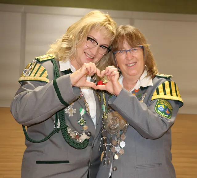 Beste Spielfrau Kirsten Bunnies (re) mit ihrer Adjutantin Dörte Steffens | Foto: Neu Wulmstorf