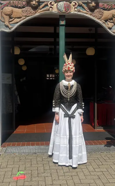 Für Blütenkönigin Anna ist es ein besonderes Erlebnis, den Kirschmarkt zu eröffnen | Foto: sts