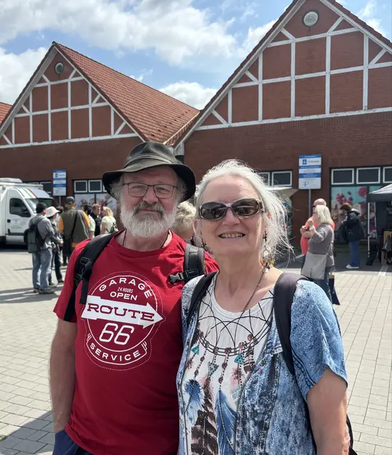 Peter Bogenrieder (63) und Ulrike Bogenrieder (61) aus Süddeutschland genießen den Kirschmarkt | Foto: sts