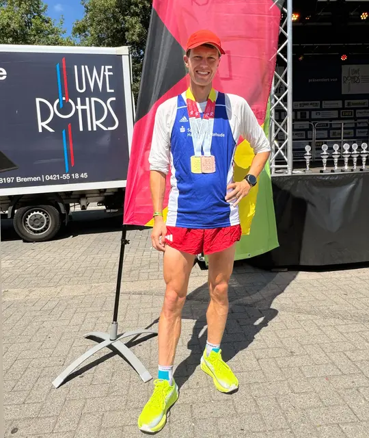 Hendrik Boury mit seinen beiden Medaillen: Bronze gesamt, und Gold Altersklasse M35
 | Foto: LGN