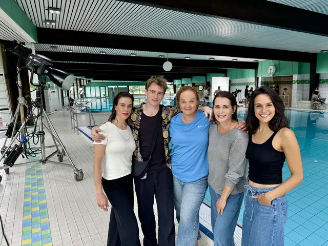 Dreharbeiten im Schwimmbad Hittfeld (v.l.): Anne Schäfer, Justus Johanssen, Annett Sawallisch, Anja Kling und Aybi Era | Foto: Gemeinde Seevetal
