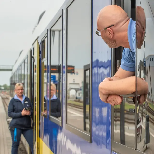 Triebfahrzeugführer und Fahrgastbetreuerin der ebn am Zug | Foto: Sabrina Adeline Nagel