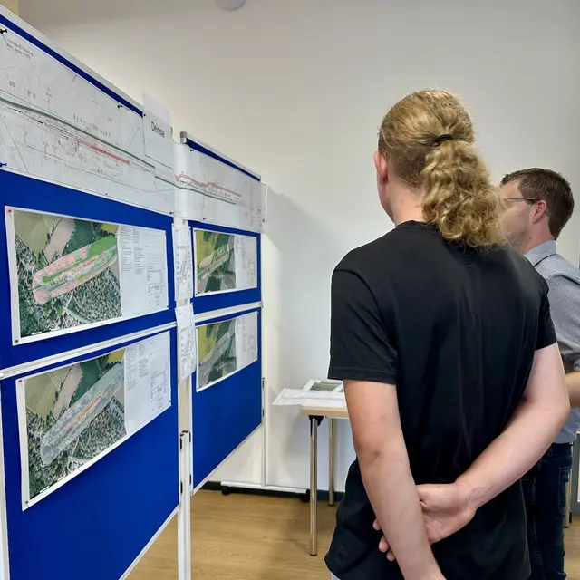 Gespräch auf dem Infomarkt bei Infoveranstaltung zur Reaktivierung in Deinste | Foto: evb