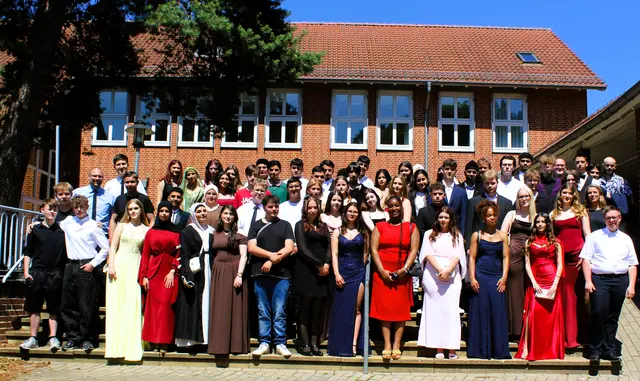 Abschlussfoto 2026 der Waldschule Buchholz (Oberschule): 9 Schülerinnen und Schüler erlangten den erweiterten Realschulabschluss, 22 den Realschulabschluss, 23 den Hauptschulabschluss, 9 erreichten den Förderschulabschluss Lernen | Foto: Waldschule Buchholz
