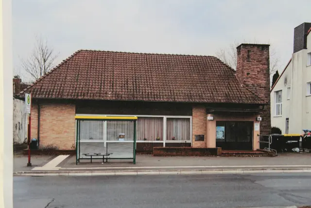 Dieses ehemalige Sparkassengebäude hatte zeitweilig vor Jahren auch den Seniorentreffpunkt beherbergt. Nun musste es weichen | Foto: Archivbild KWG/pöp