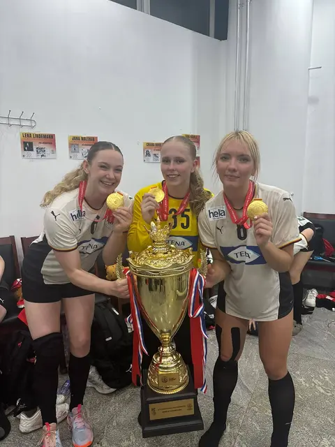 Die aktiven BSV-Spielerinnen Aida Mittag (li.) und Neuzugang Ruslana Litvinov (re.) - in der Mitte Torhüterin Lina Steinecke, die ab der kommenden Saison beim Kooperationspartner Luchse spielt | Foto: BSV