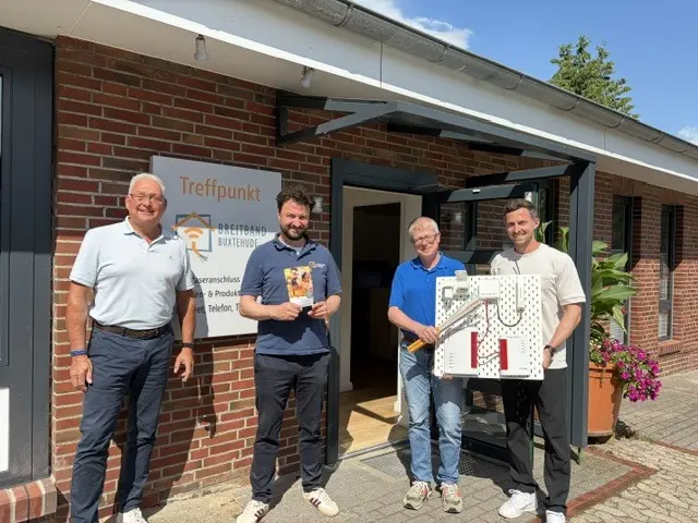 Stefan Babis, Geschäftsführer der Stadtwerke Buxtehude (v.li.), Daniel Berheide, Kaufmännischer Bereichsleiter und Prokurist Christian Brandt, Abteilungsleiter Stromversorgung und Jan Fitschen, Teamleiter Breitband (Vertrieb) blicken optimistisch auf den geplanten Glasfaserausbau in Beckdorf | Foto: sts