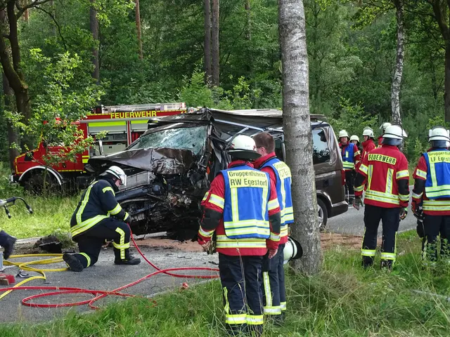 Einsatzstelle bei Undeloh: Mit hydraulischem Gerät musste der eingeklemmte Verunfallte aus dem deformierten Fahrzeug befreit werden | Foto: Freiwillige Feuerwehr SG Hanstedt 